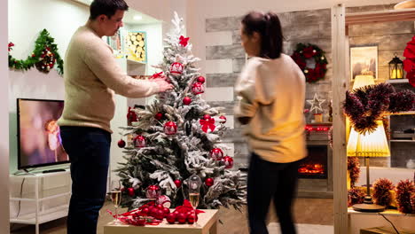 timelapse de una pareja decorando un árbol de navidad