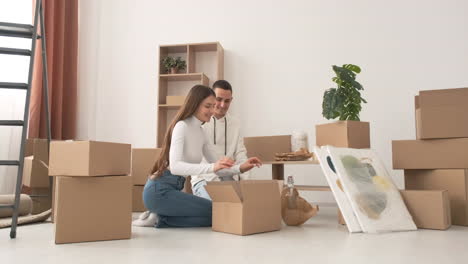 happy couple moving house packing their belongings 1