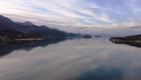 Increíble-Toma-De-Paisaje-Del-Lago-Shkodra-Y-Los-Alpes-Dináricos-En-Europa