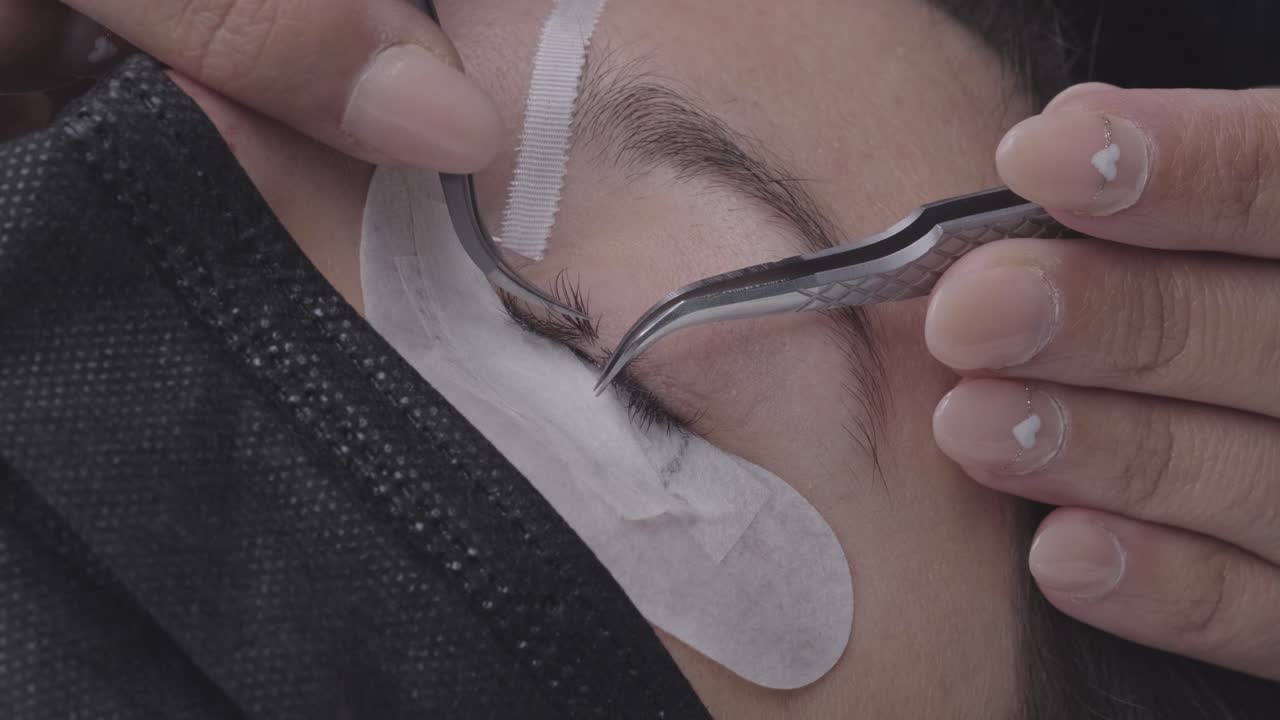 cerrar la colocación de las pestañas falsas en el ojo