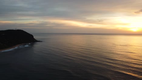 Foto-Fija-Desde-El-Cielo-Con-Amanecer-Sobre-El-Oleaje-Del-Océano-Costero-En-La-Playa-De-Forresters-Costa-Central-Nsw-Australia-3840x2160-4k