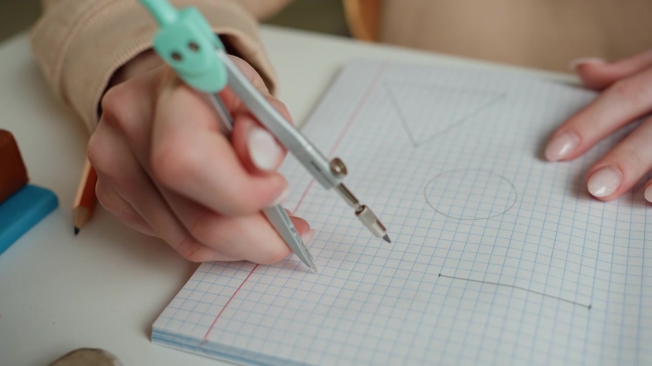 Primo piano di mani bianche che usano un compasso, griglia di carta millimetrata, disegno preciso di un cerchio, dimostrazione di un tutor di matematica, layout ingegneristico, misurazione stabile, punta della matita sulla carta, sessione di studio