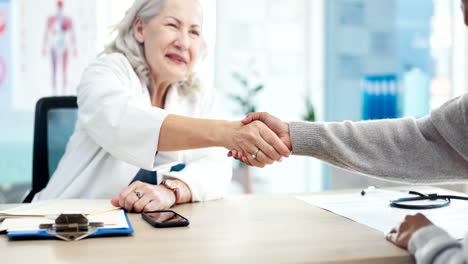 médico, paciente y estrechando la mano para la atención médica