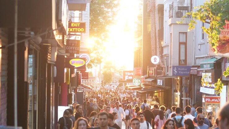 Scena di strada affollata a Istanbul al tramonto
