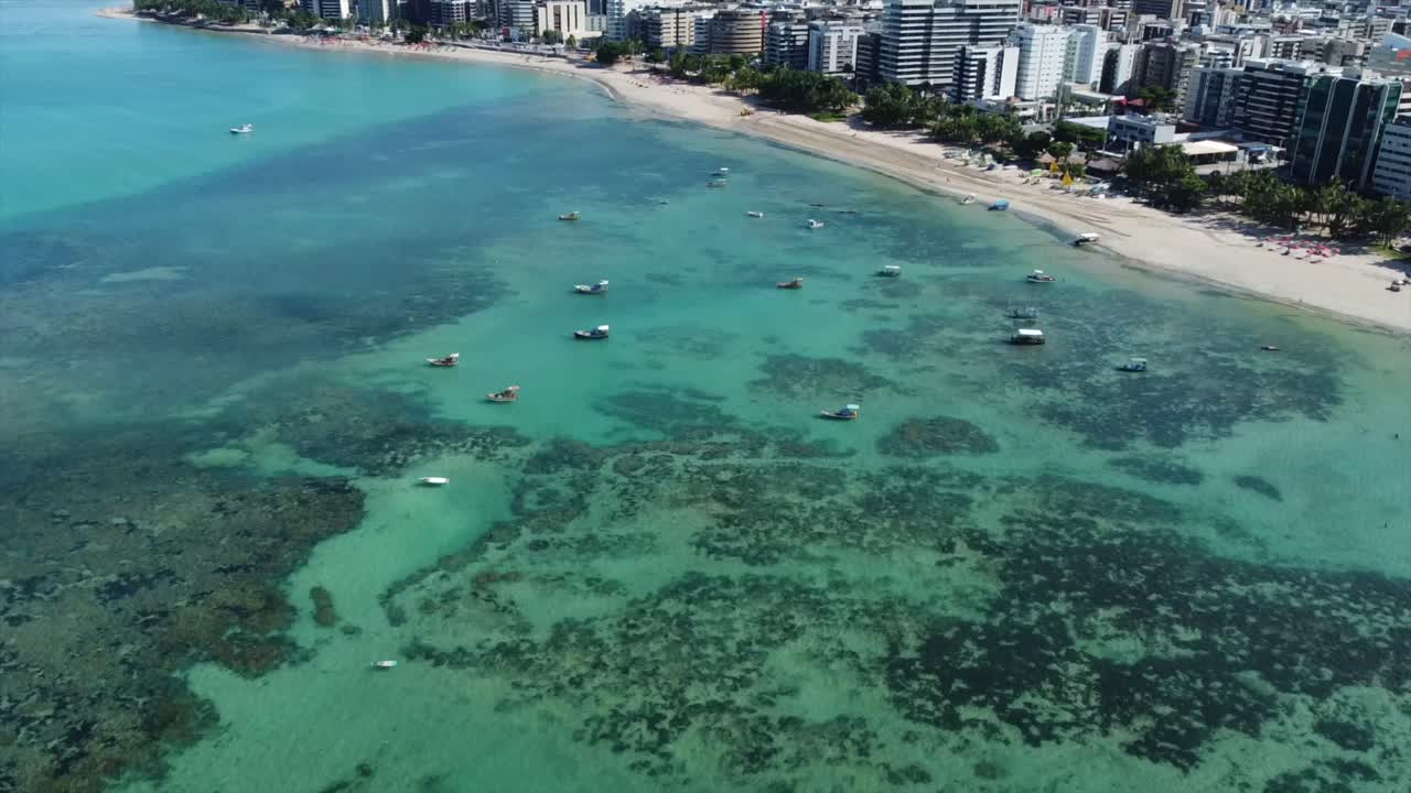 la costa de los rascacielos de la ciudad de brasil baja a hermosos arrecifes de colores desde arriba