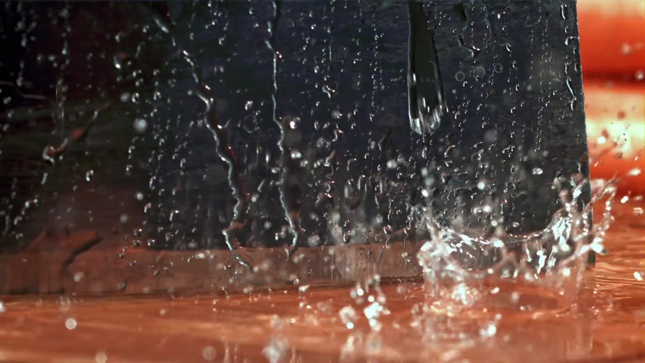 Primo piano al rallentatore di una carota affettata da un coltello