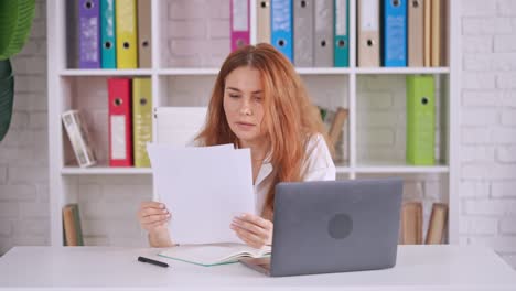 papeleo de la mujer en el lugar de trabajo