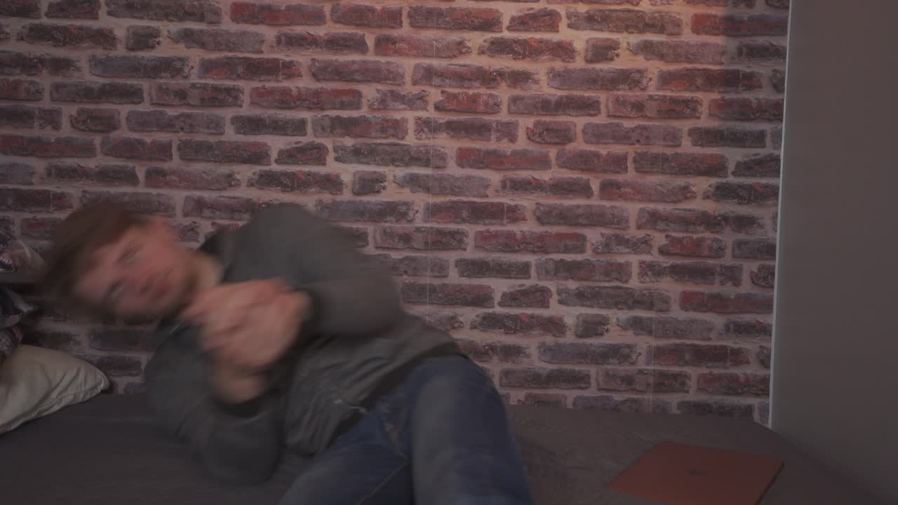 한 청년이 노트북을 들고 화면을 재빨리 살펴본다