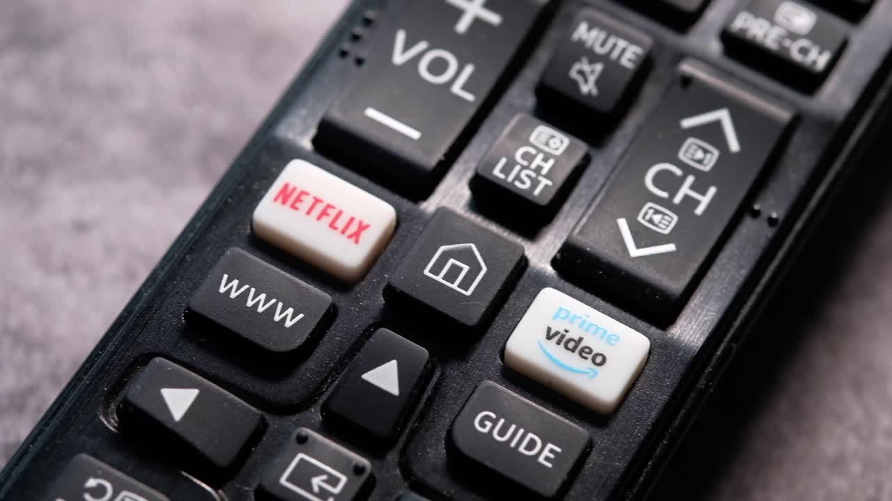 primer plano de un control remoto de tv con botones de netflix y video principal