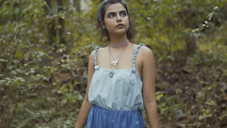 una mujer joven con dos collares de colgante de animales vagando por el desierto de la naturaleza forestal