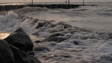 cerca de pequeñas rocas en el muelle de la playa a última hora de la tarde