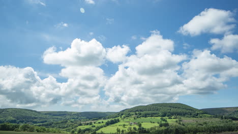 Bilsdale-North-York-Moors-Esponjosas-Nubes-De-Verano-Sobre-El-Paisaje