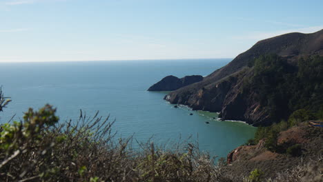 con vistas al océano pacífico y las montañas en el puente golden gate en san francisco, california, ee.uu.