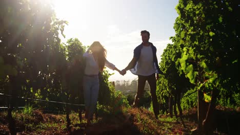 una pareja divirtiéndose en el viñedo.