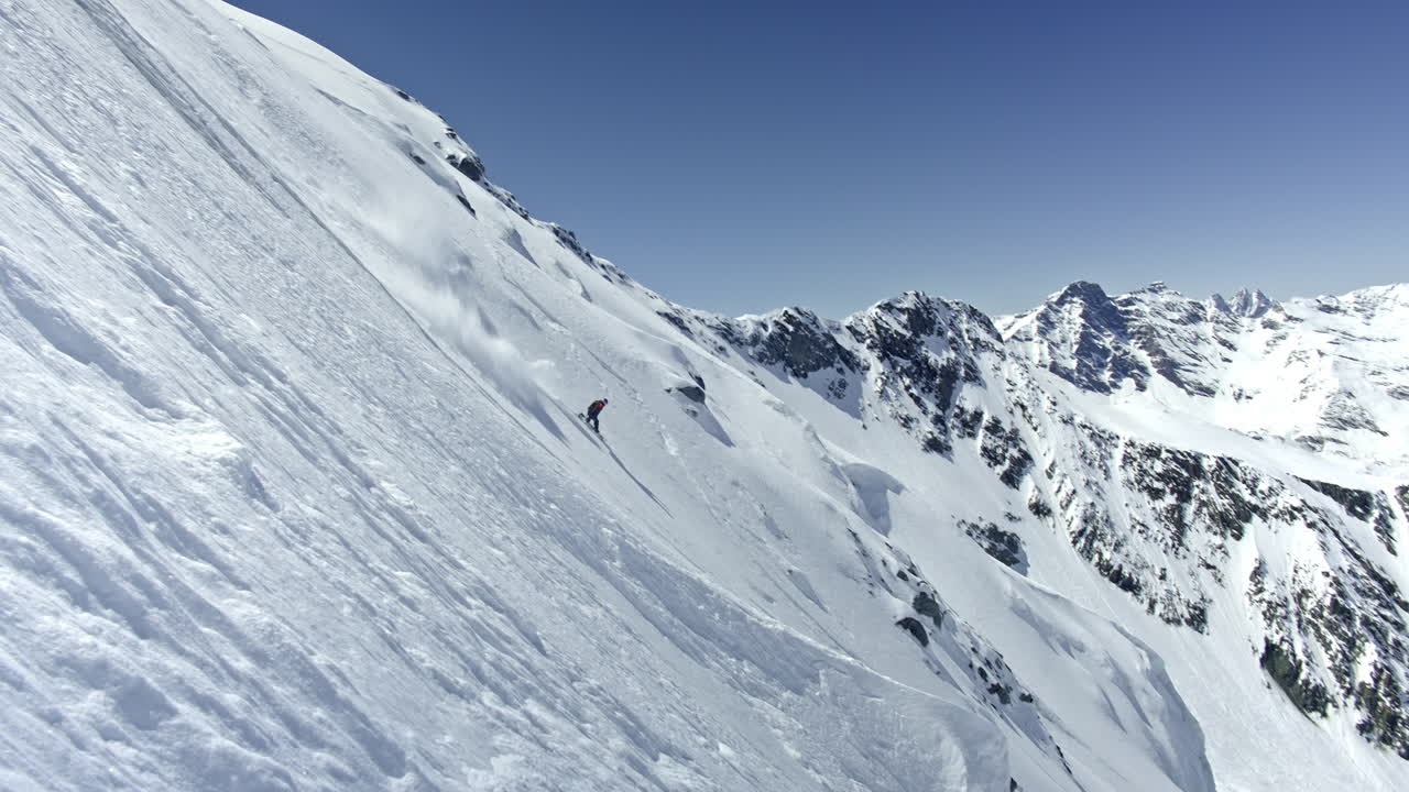 Snowboard freeride in deep powder snow in the Swiss Alps, carving through untouched terrain with dynamic turns and stunning alpine backdrops.