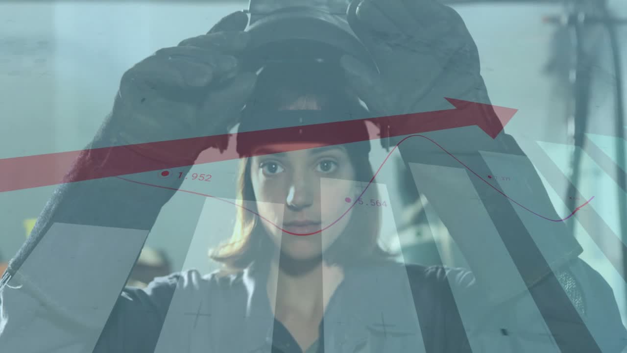 Donna che solleva il casco da saldatore, rivelando il viso per un'ispezione in fabbrica, mostrando un grafico con una freccia in movimento.