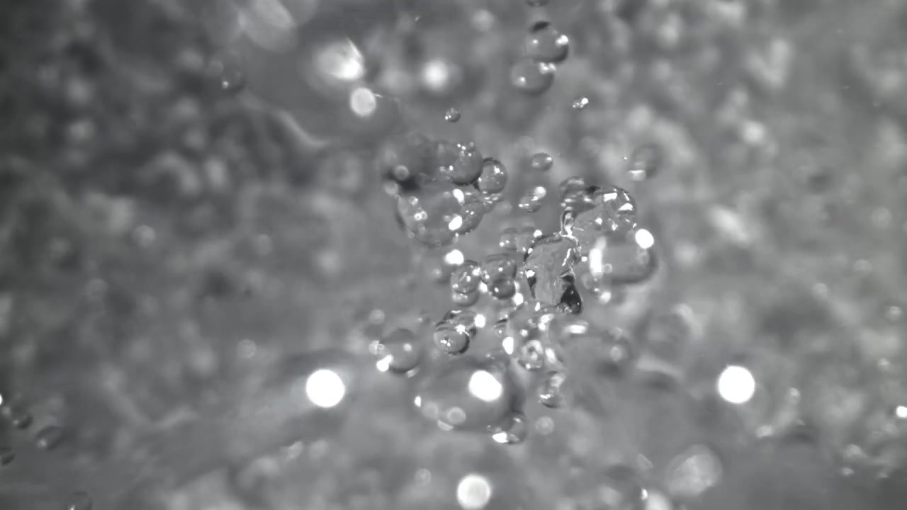 Bolle di acqua frizzante che salgono al rallentatore