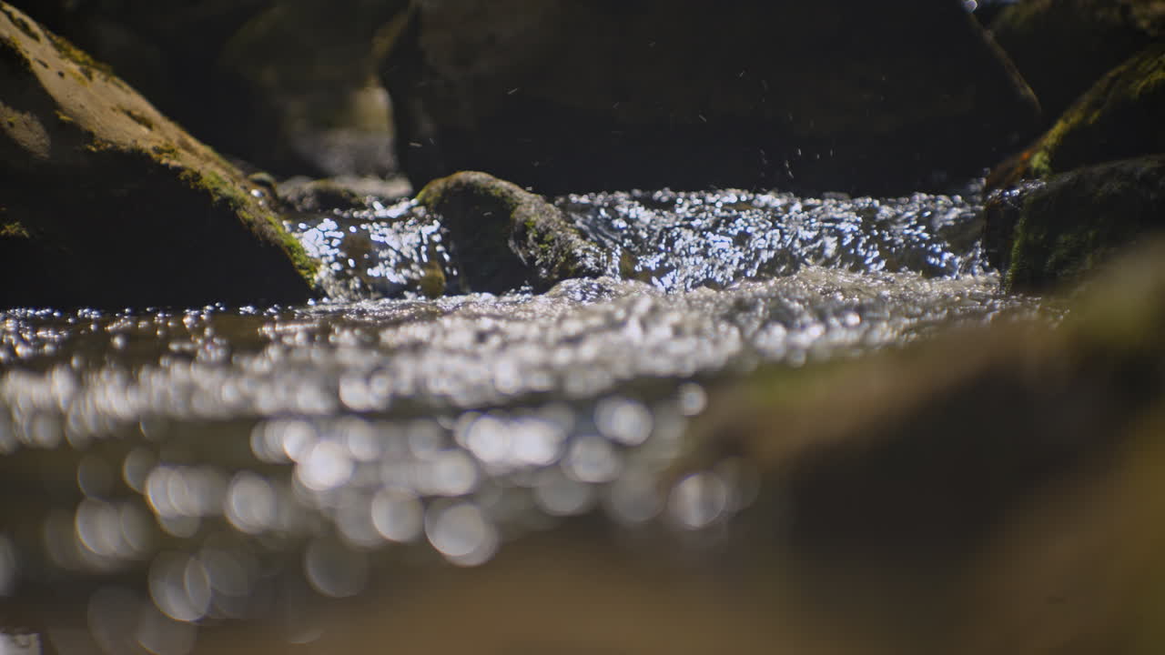 agua que fluye sobre las rocas