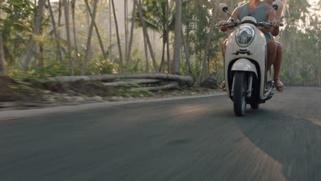 pareja de viaje en motocicleta en una isla tropical explorando un hermoso destino de viaje divirtiéndose en un paseo en scooter
