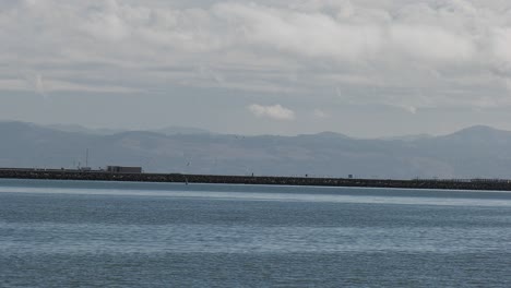 Airplanes-landing-at-San-Francisco