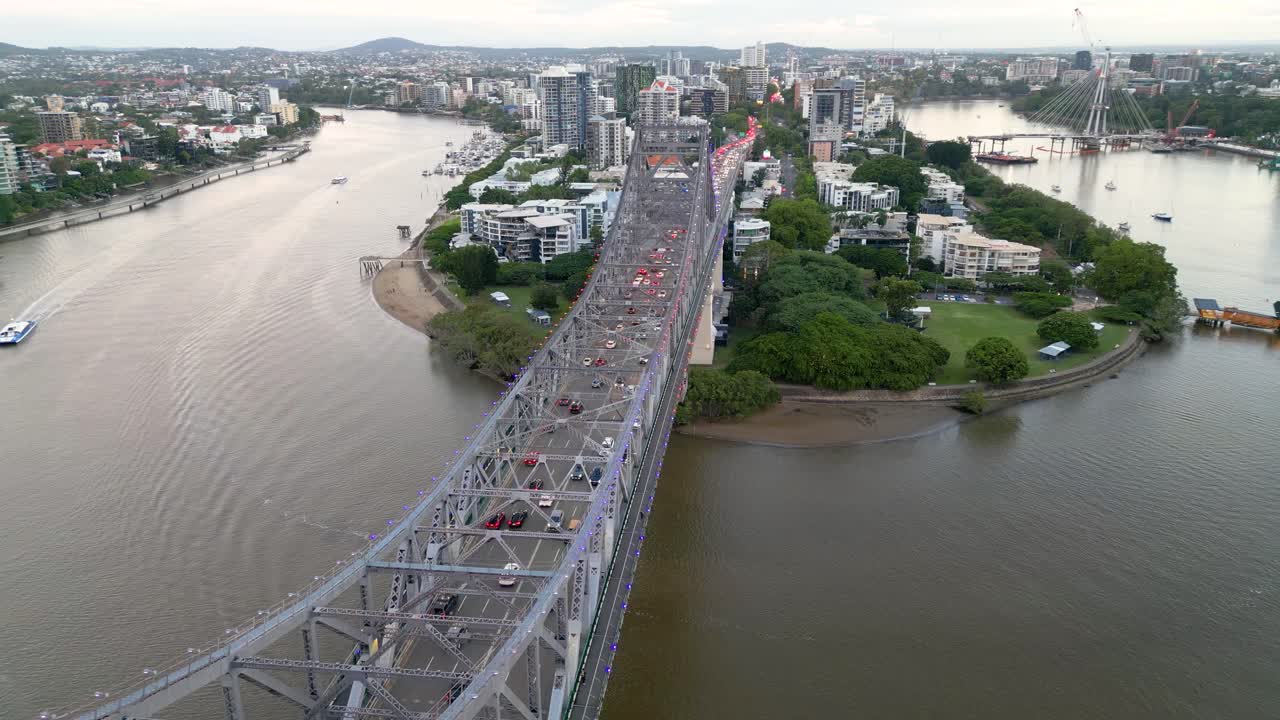 스토리 브릿지 (story bridge) 에 인접해 호주 즐랜드 브리즈번 근처의 거루 포인트 (kangaroo point) 를 바라보며 해가 지는 브리즈번 강을 바라보는 드론 영상.