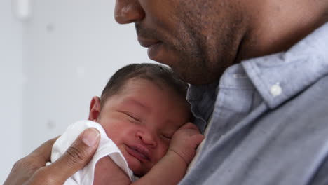 padre acurrucado durmiendo bebé recién nacido hijo en la guardería