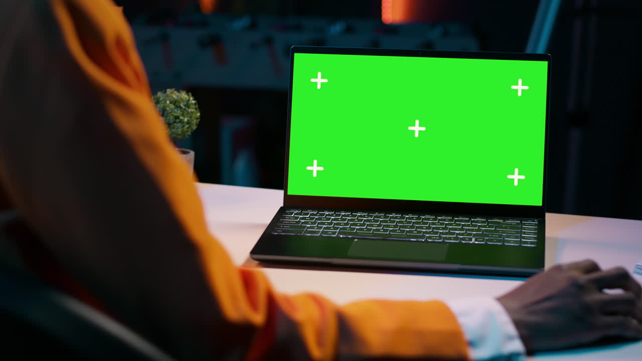 niña afroamericana trabajando con un dispositivo que muestra el diseño de la pantalla verde