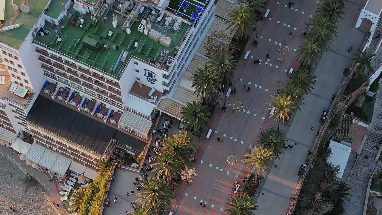 Ampia veduta aerea delle montagne e della città di Nerja