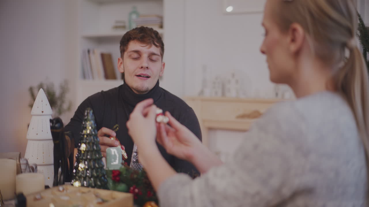 크리스마스 장식 을 가진 젊은 여자 와 남자