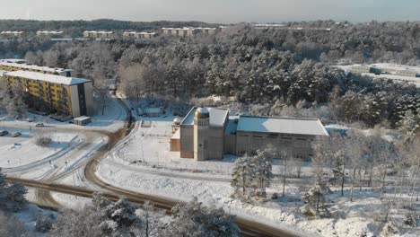 Vista-Aérea-De-La-Iglesia-Ortodoxa-En-Las-Afueras-De-Gotemburgo,-Suecia-En-Invierno