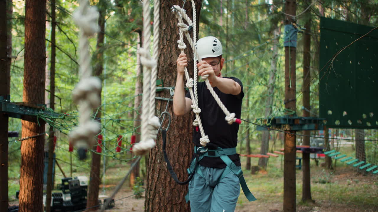 모험 캠프에 있는 사람들