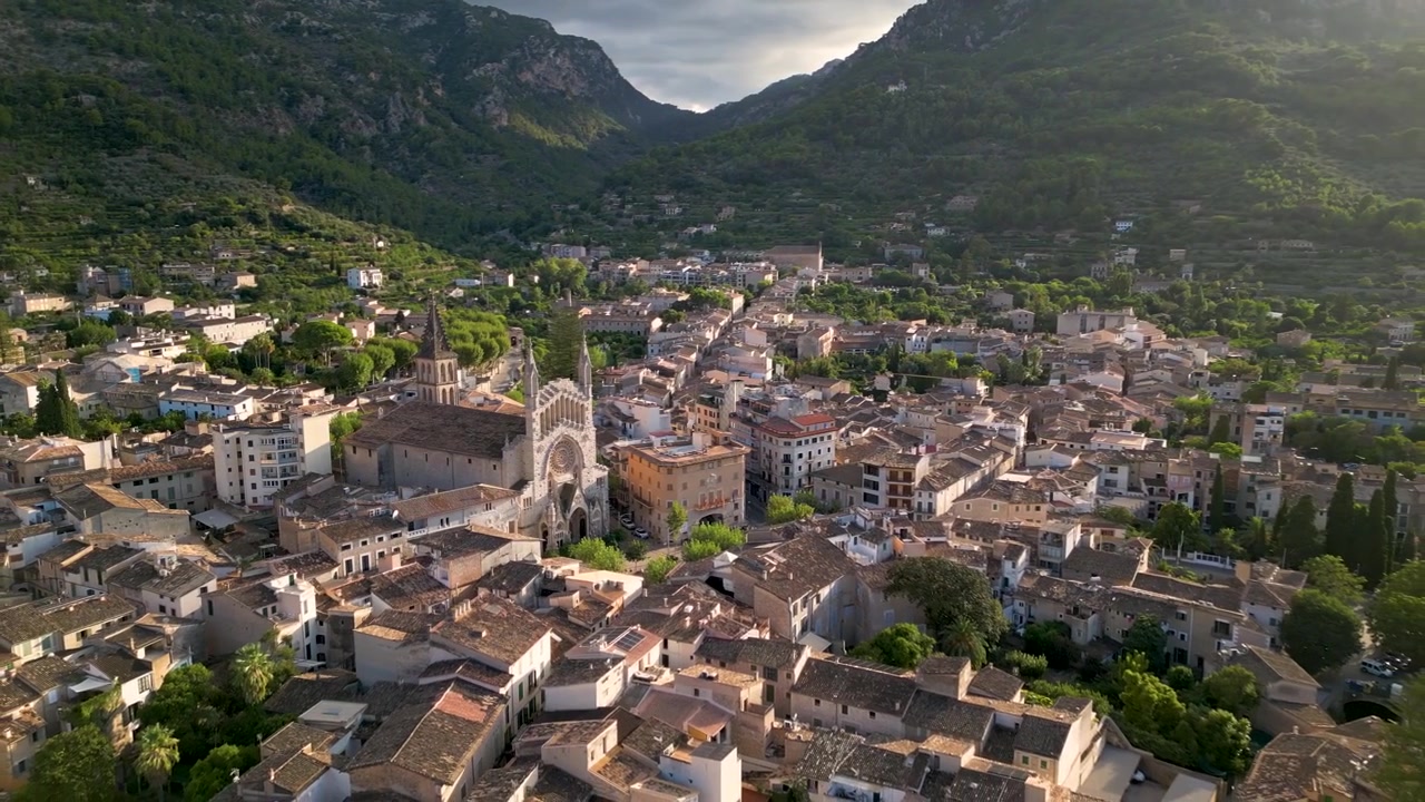 Volo di drone sul paesaggio dell'isola di Maiorca con la Chiesa di Soller, vista di un villaggio storico in collina.