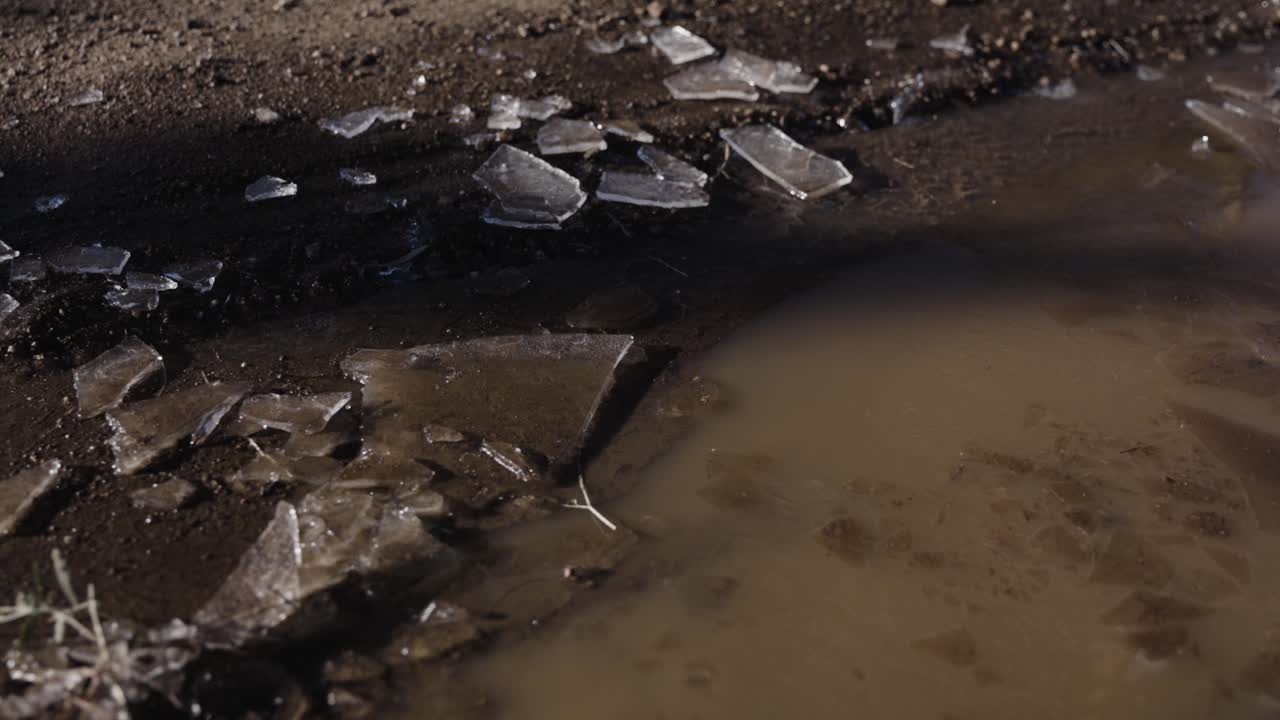 이른 아침 동안 진흙 웅덩이 위에 얼어붙은 얼음 덩어리의 정적인 샷
