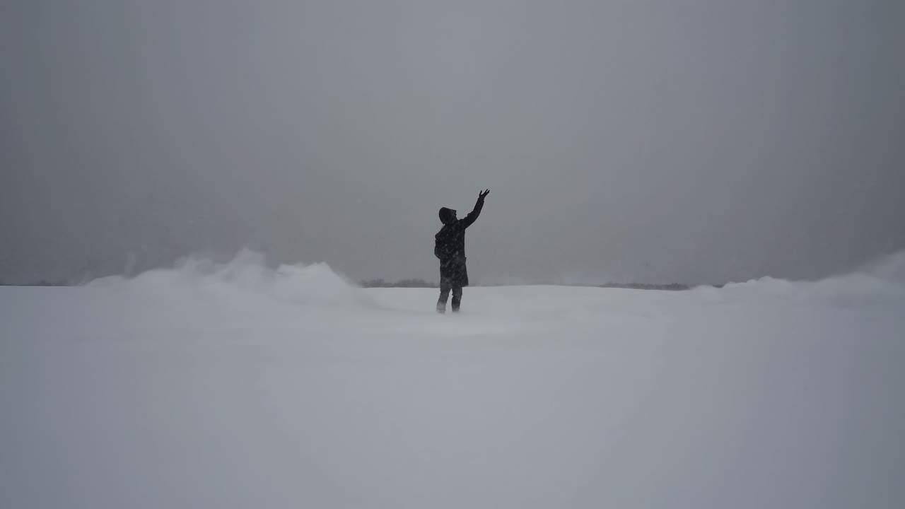 persona en una tormenta de nieve