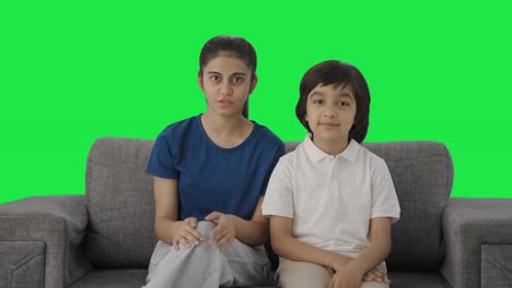 hermano indio serio hablando en la cámara pantalla verde
