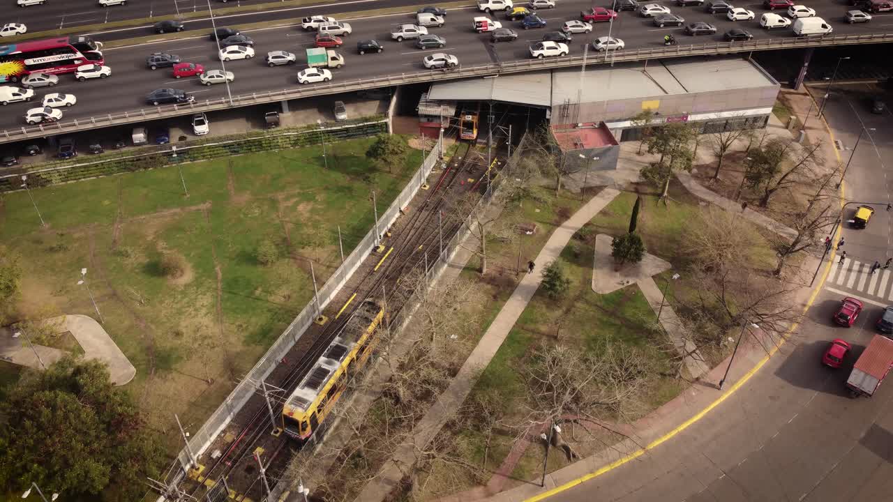 antena - vista superior de la estación de llegada del tranvía amarillo y los coches en la carretera en buenos aires