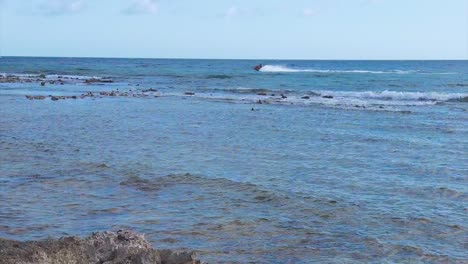 Pasando-En-Una-Moto-De-Agua-En-El-Océano-Caribe