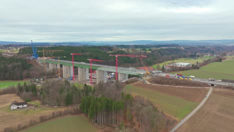 Vista-Aérea-Del-Nuevo-Puente-De-Carretera-En-Construcción-Durante-El-Día