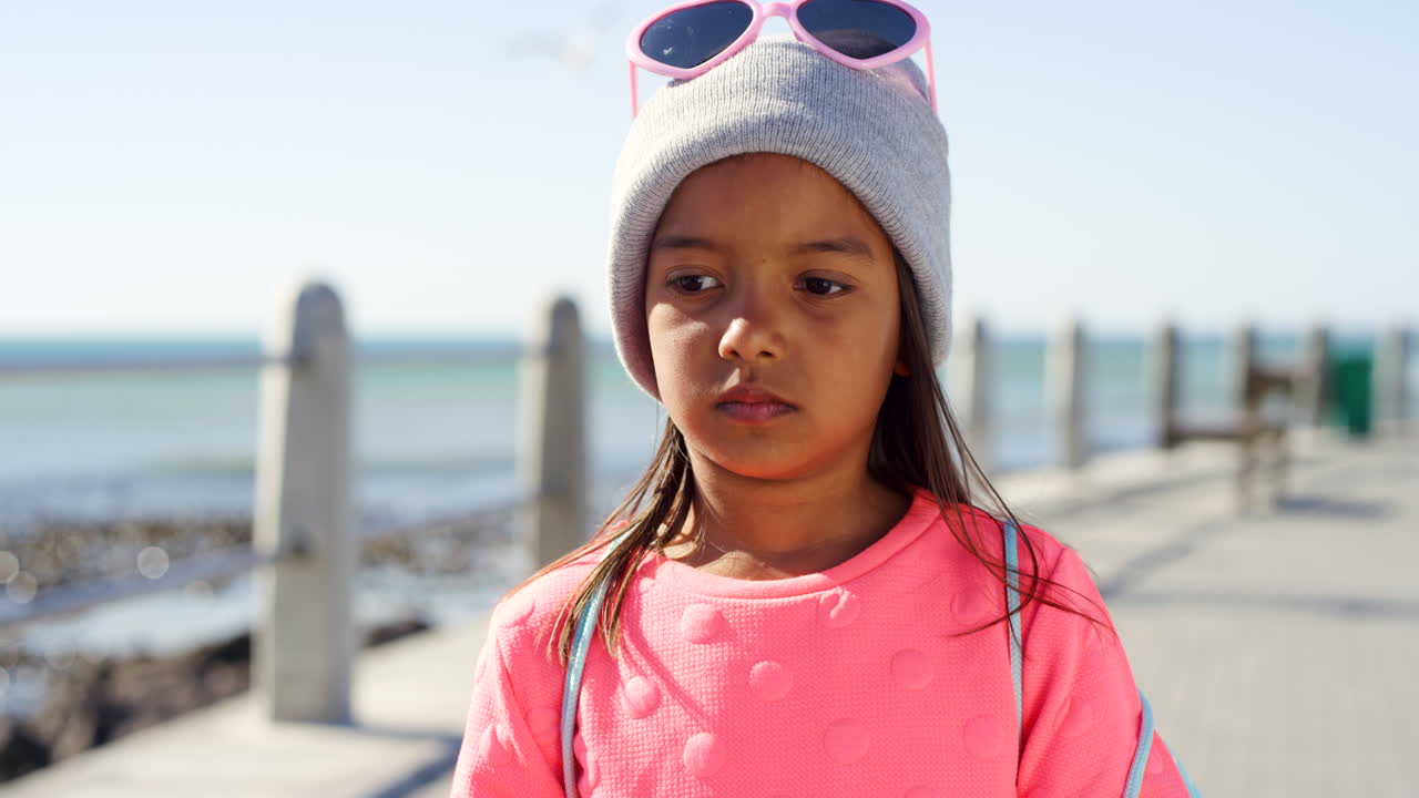 Volto di bambina, spiaggia e pensierosa