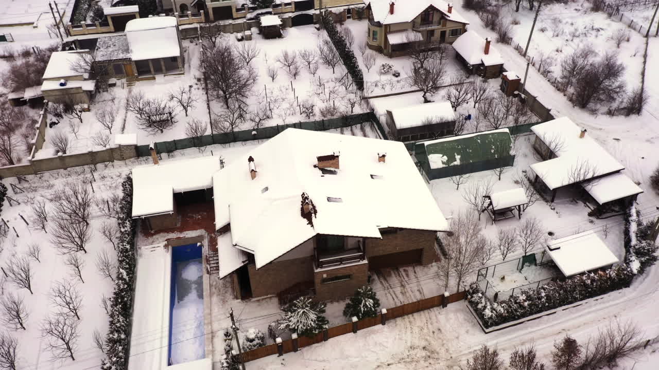 drone aéreo volando sobre casa cubierto de nieve