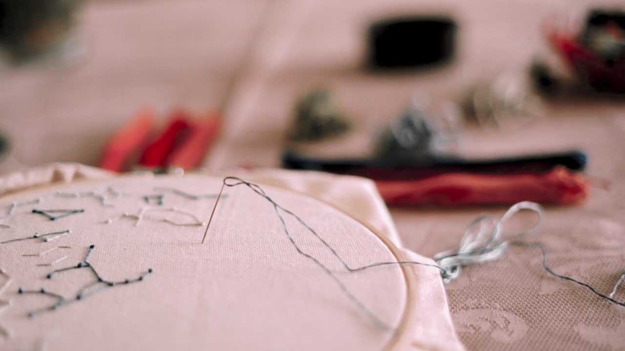 aro de bordado con tela blanca y aguja