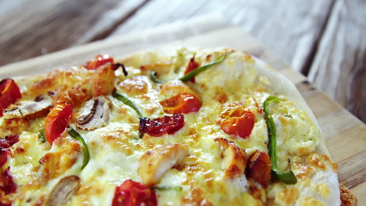 나무 테이블에 제공되는 맛있는 이탈리아 피자