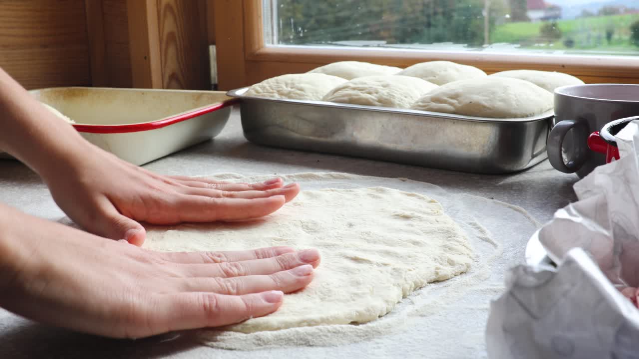 집에서 만든 피자를 만드는 여자