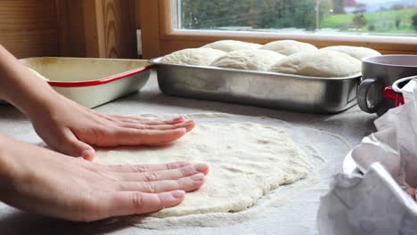 Frau-Macht-Eine-Hausgemachte-Pizza