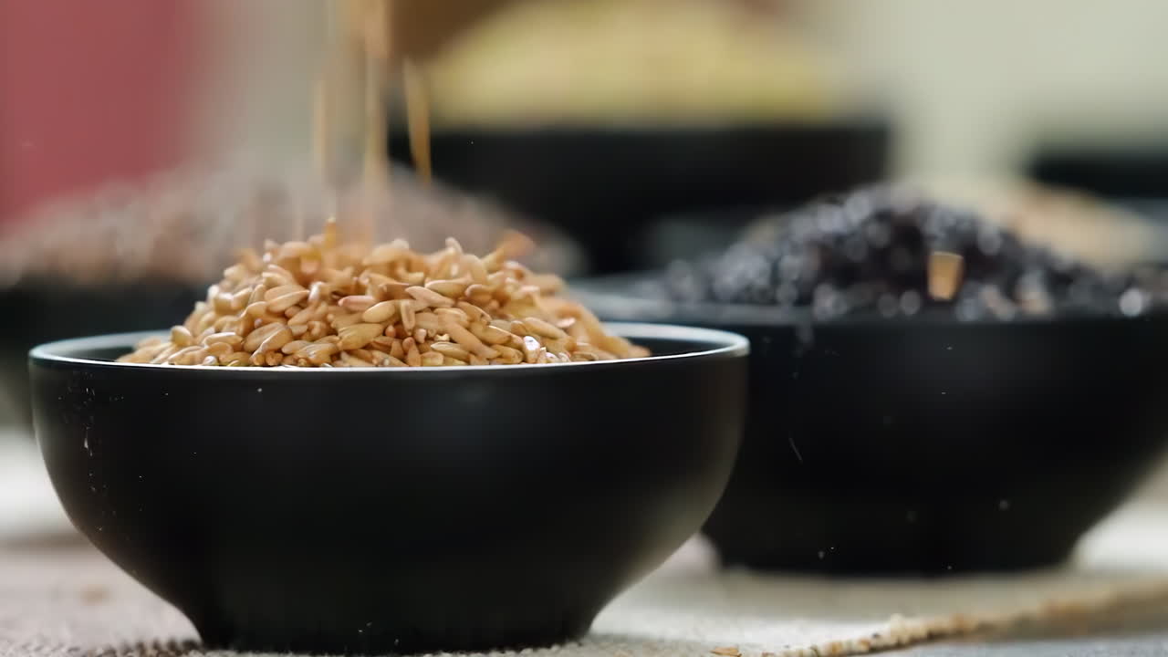 다양한 색의 다양한 원시 건강한 곡물 음식, 다양한 곡물, 곡물, 콩, 콩류는 광고 개념을 위해 목조 장식으로 회전됩니다.