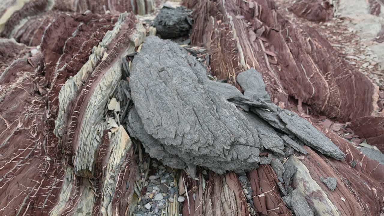 그린란드 해안의 석회암 층과 바위, 외계인 같은 패턴, 근접