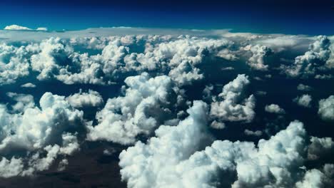 Weiße-Baumwollwolken-Von-Oben,-Überflugaufnahme-Einer-Flauschigen-Wolkenformation