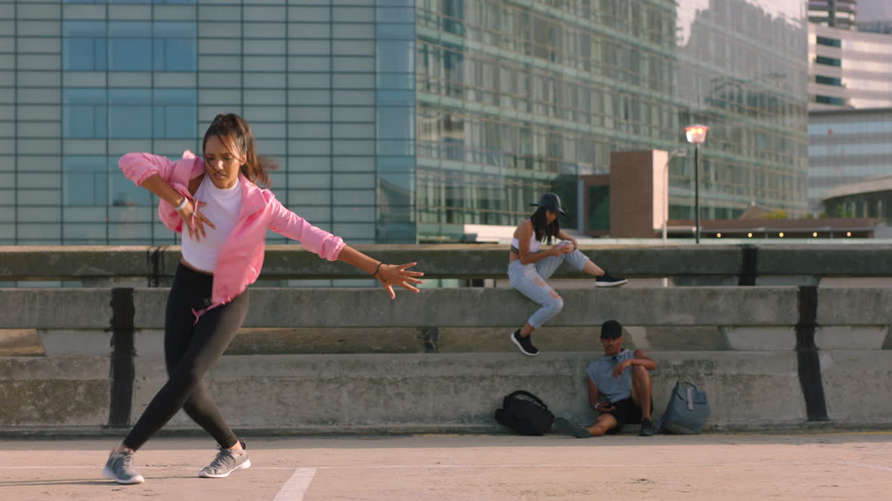 espectáculo callejero, baile en equipo