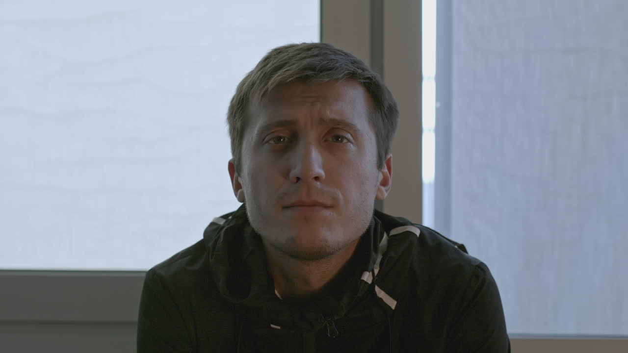 Uomo seduto in una stanza
