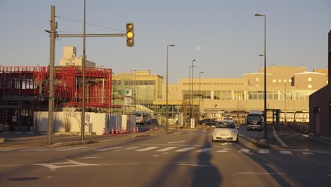 Sonnenuntergang-über-Der-Stadt-Takayama-In-Gifu,-Im-Hintergrund-Der-Bahnhof-Jr